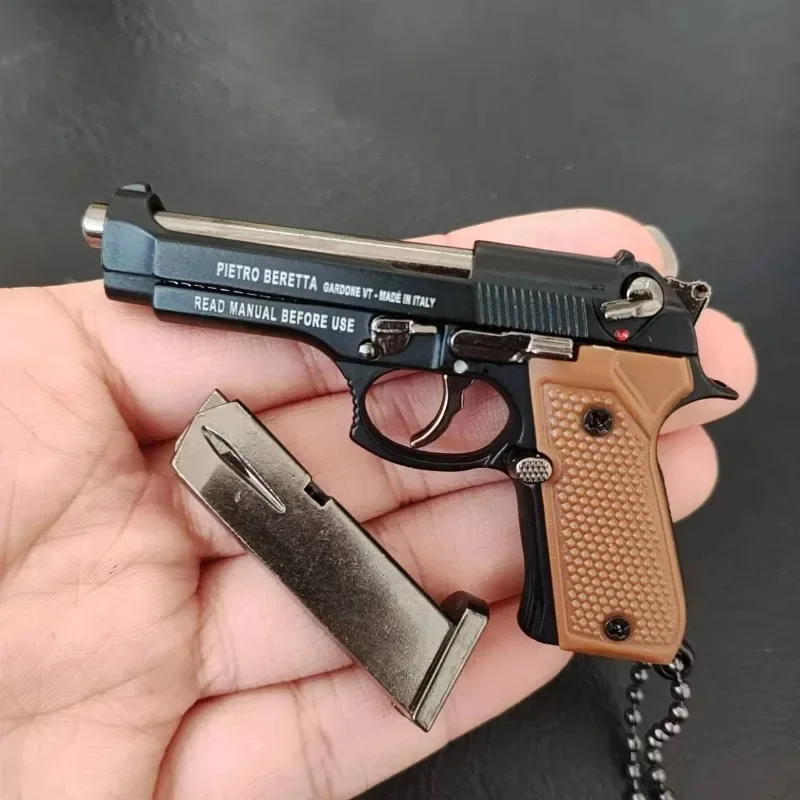 1:3 Scale BERETTA 92F รุ่น Alloy พวงกุญแจ Mini ปืนของเล่นอาวุธรุ่นพวงกุญแจโลหะผู้ใหญ่เด็กของขวัญวันเกิด