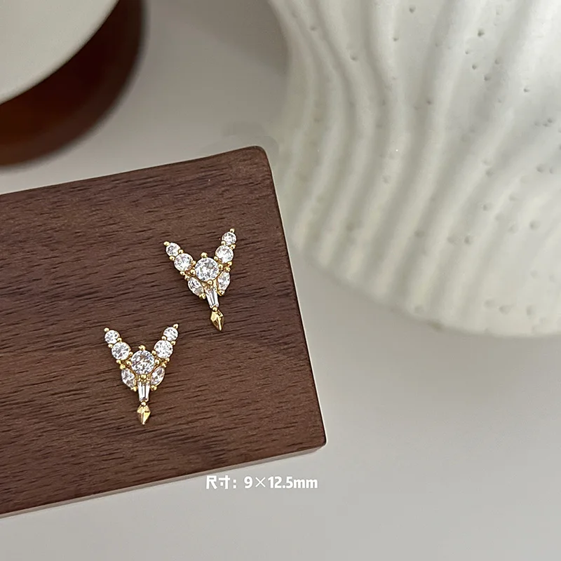 5 Stück vergoldete Kupfer-Zirkon-Nagelanhänger – Nagelkunst-Dekoration im französischen Stil mit glitzerndem Kristallrand, luxuriöser Nagelschmuck – Detail 11