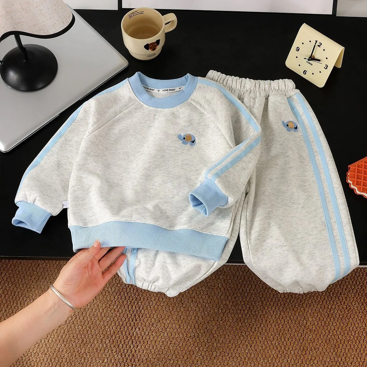Neue Herbst-Kinderkleidung, Sweatshirt-Sets für Jungen und Mädchen, Cartoon-Stickerei, Langarm-Pullover + Hose, 2-teiliger Kinder-Trainingsanzug – Detail 3