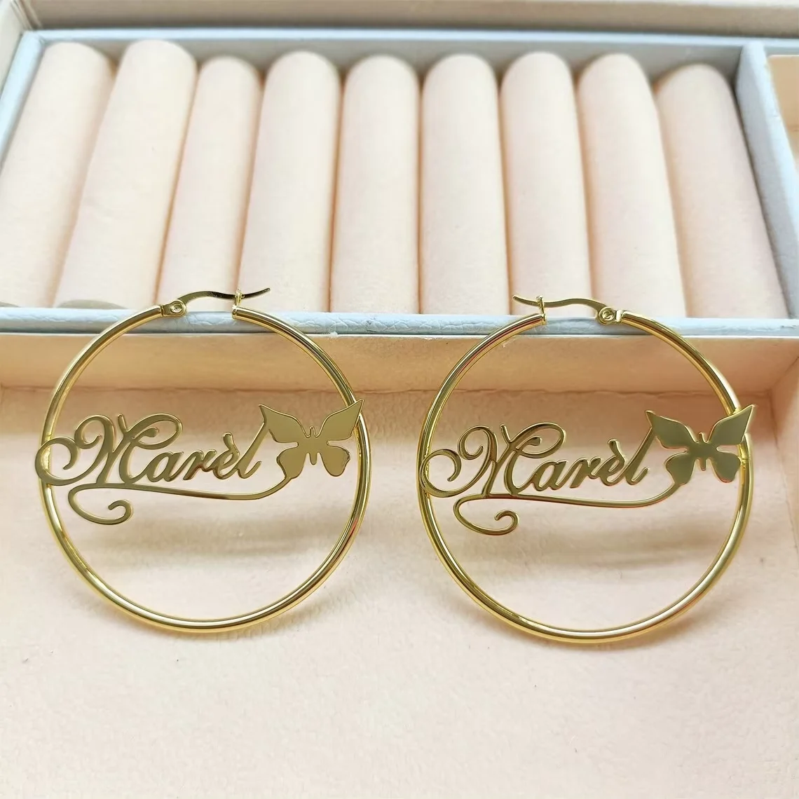 

Серьги-кольца с именем бабочки на заказ для женщин и девочек, ювелирные изделия, подарок, персонализированные серьги с именной табличкой из нержавеющей стали, 30-70 мм