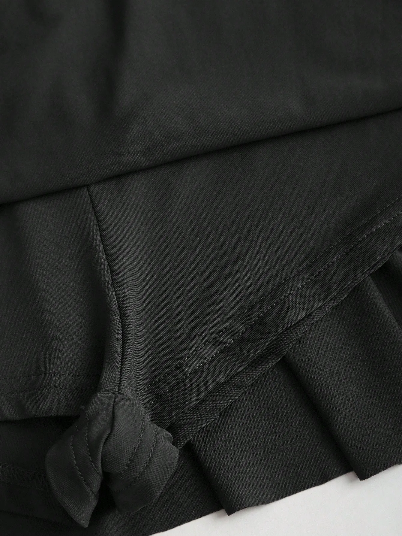 Robe mini asymétrique à une épaule pour femme, avec taille froncée, ourlet à volants et accent floral