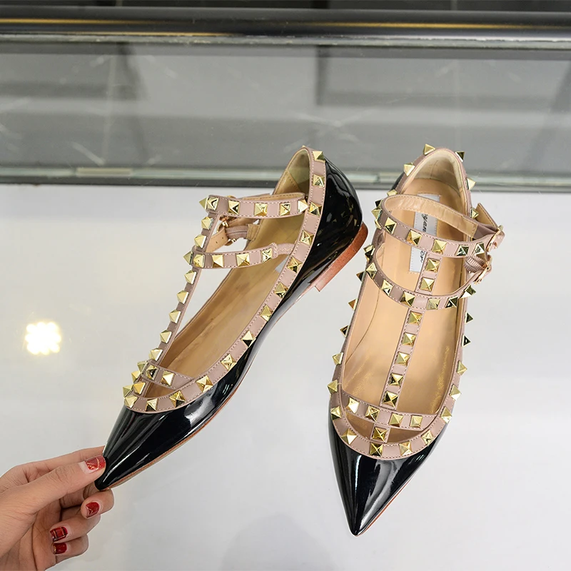 

Лоскутная обувь на плоской подошве с заклепками и ремешком, модная женская обувь, уличные сандалии на каблуке с острым носком, Zapatos Mujer