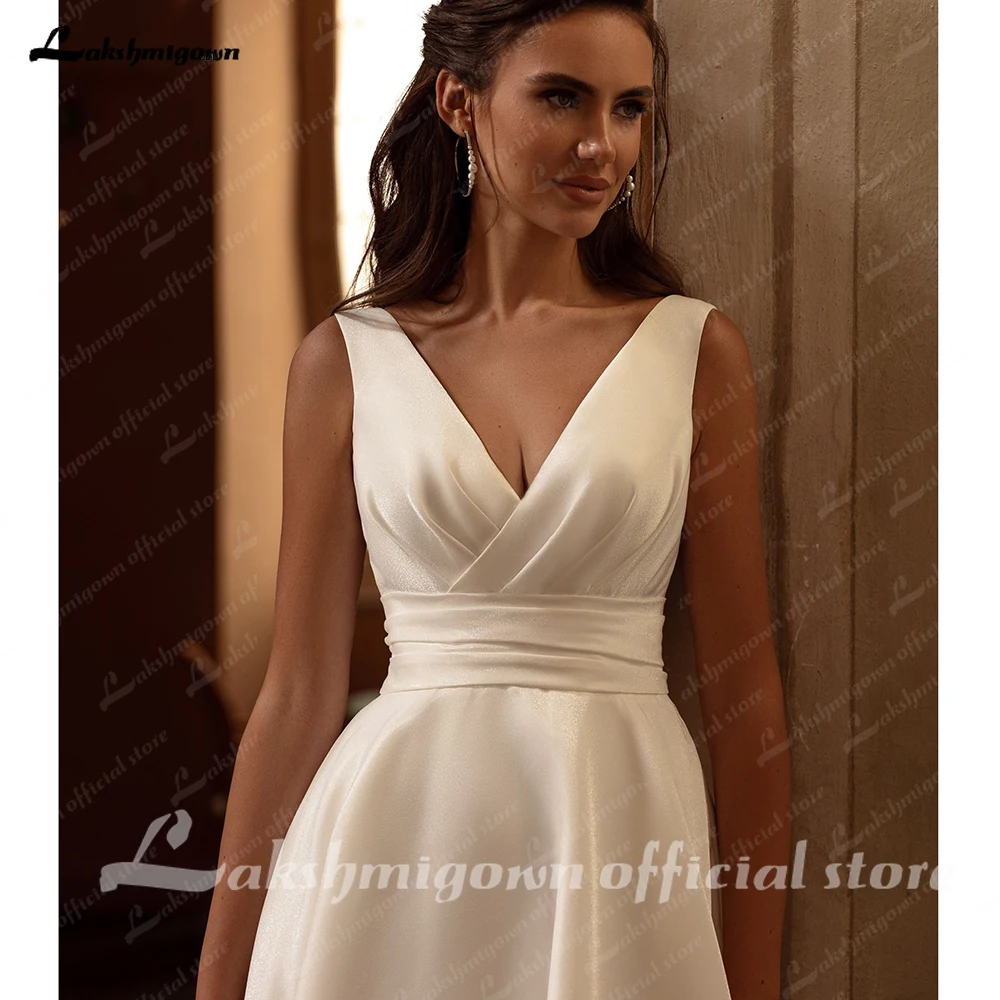 Lakshmigown-Vestido de novia moderno con cuello en V, sin mangas, plisado, satén, Simple, línea A, Espalda descubierta, tren de barrido