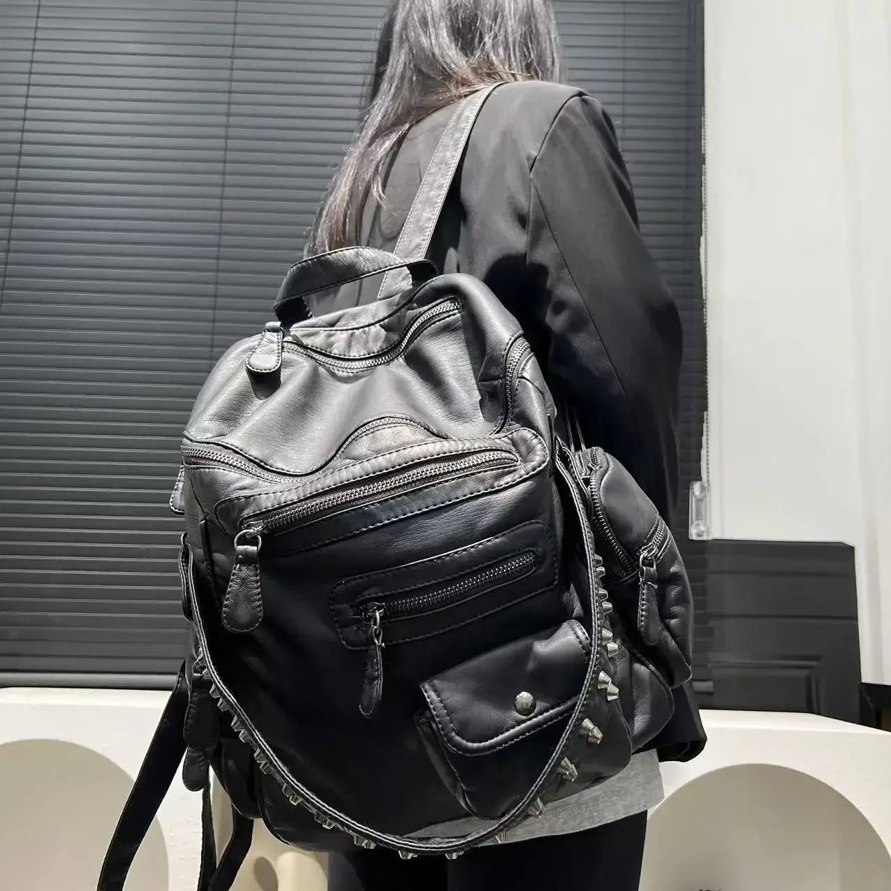 Ladies' fashion Y2K vintage hot girl backpack with large capacity and multiple pockets, retro rivet single shoulder handbag