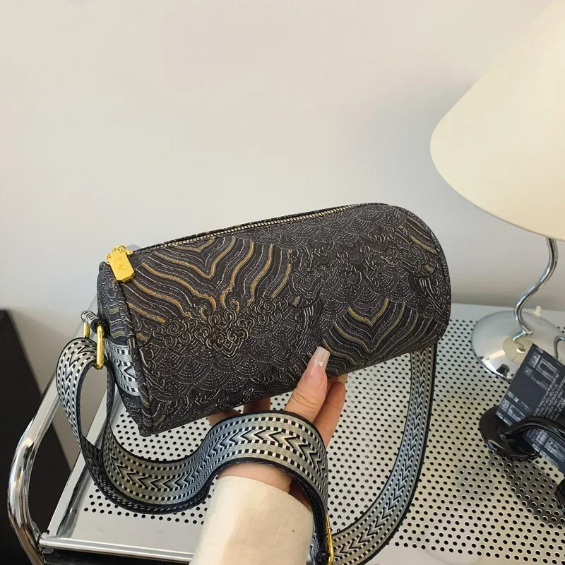 2025 New Bag High Appearance Level Leather Embroidery Casual Oblique Span Bag French Single Shoulder Cylinder Bag