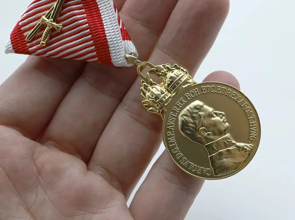 Médaille militaire d'honneur en bronze Autriche-Hongrie avec épées Karl I, reproduction