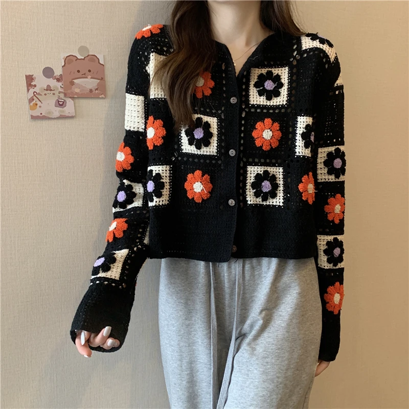 Cardigan da donna Granny Square all'uncinetto con fiori ricamati a maniche lunghe con bottoni e camicetta OpenKnit Boho Chic Retro Shrunken Cardigan