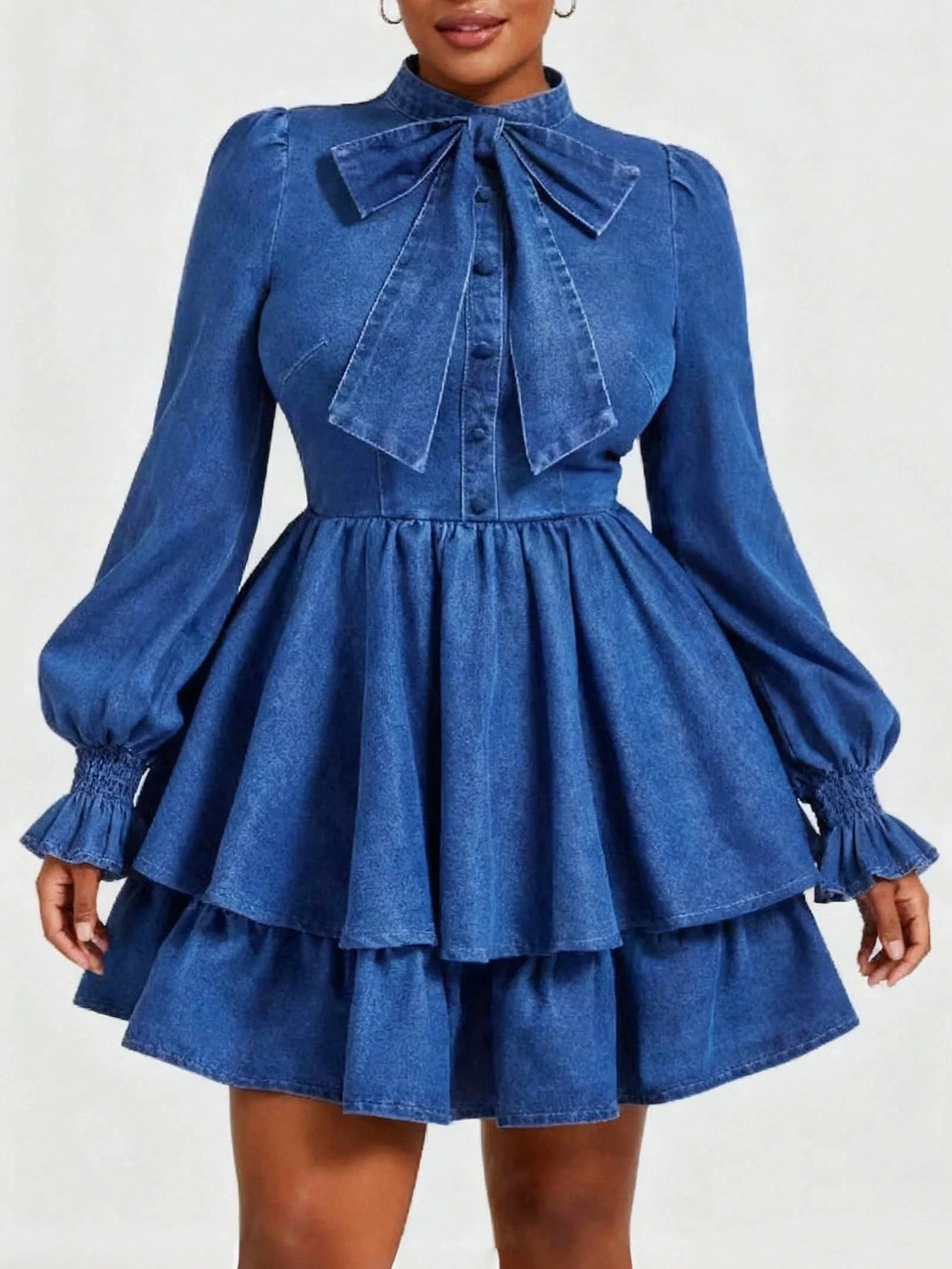 

Винтажное джинсовое мини-платье с бантом на шее, многоярусным рюшевым подолом и длинными пышными рукавами