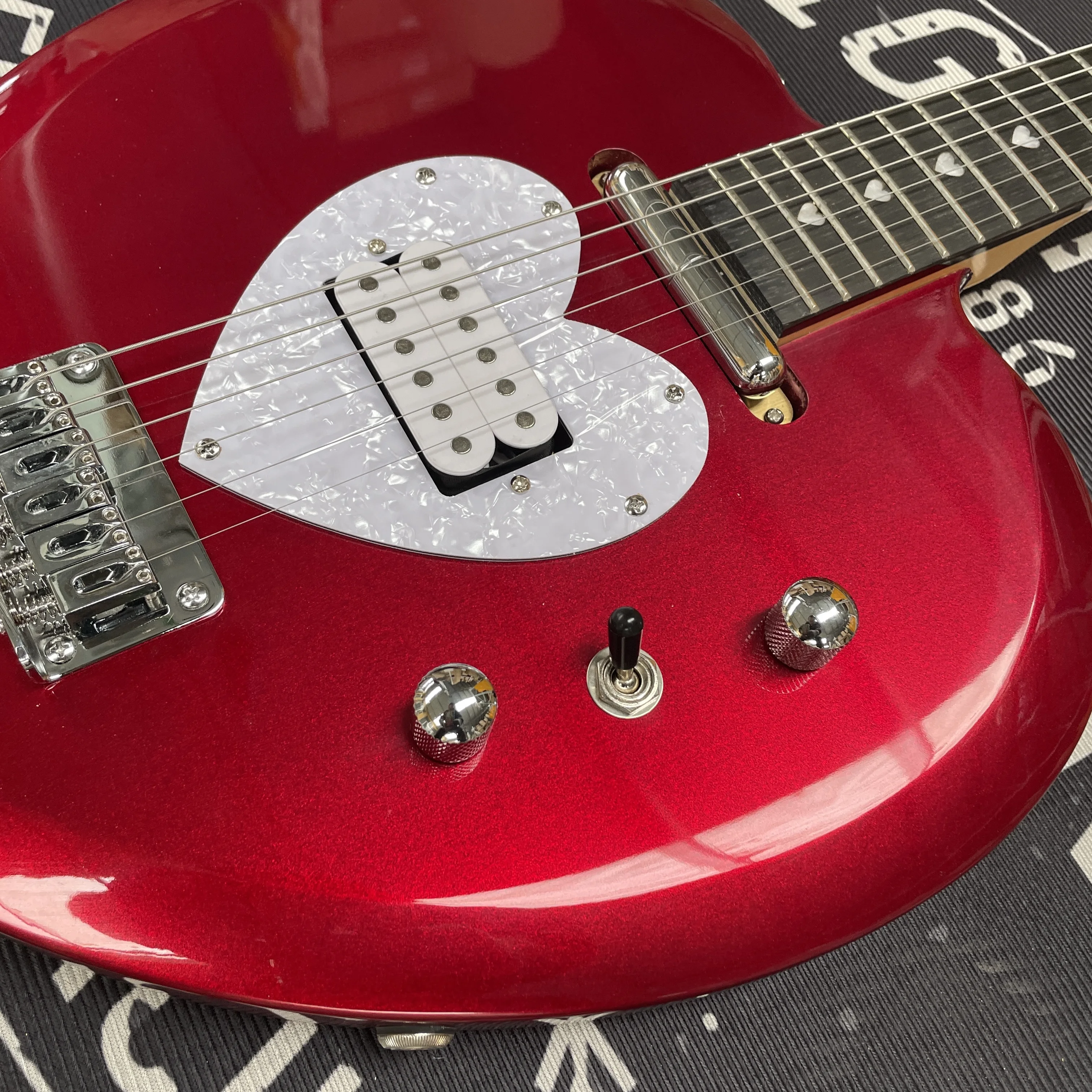 New 6-string metal red electric guitar,heart-shaped body,H pickup,silver hardware guitars,unique and stylish electric guitarra