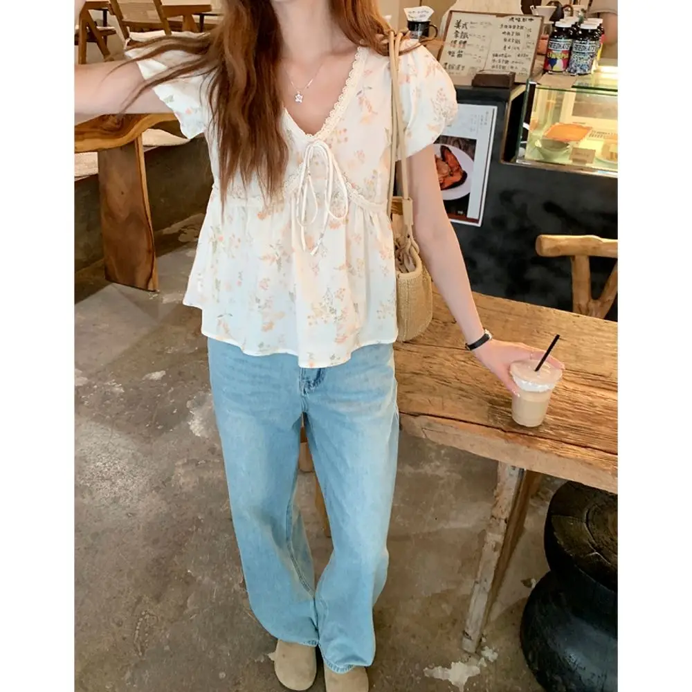 Kurzärmliges Temperament-Shirt-Oberteil mit Retro-Spitze und Blasenschnürung und Blumenspleißung