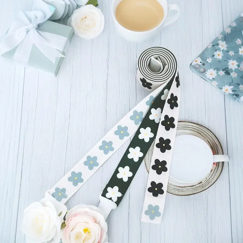 Verstellbarer Reisegepäckgurt mit Blumenmuster, Kunststoffschnalle, Schwarz mit Weißem Blumendesign – Detail 7