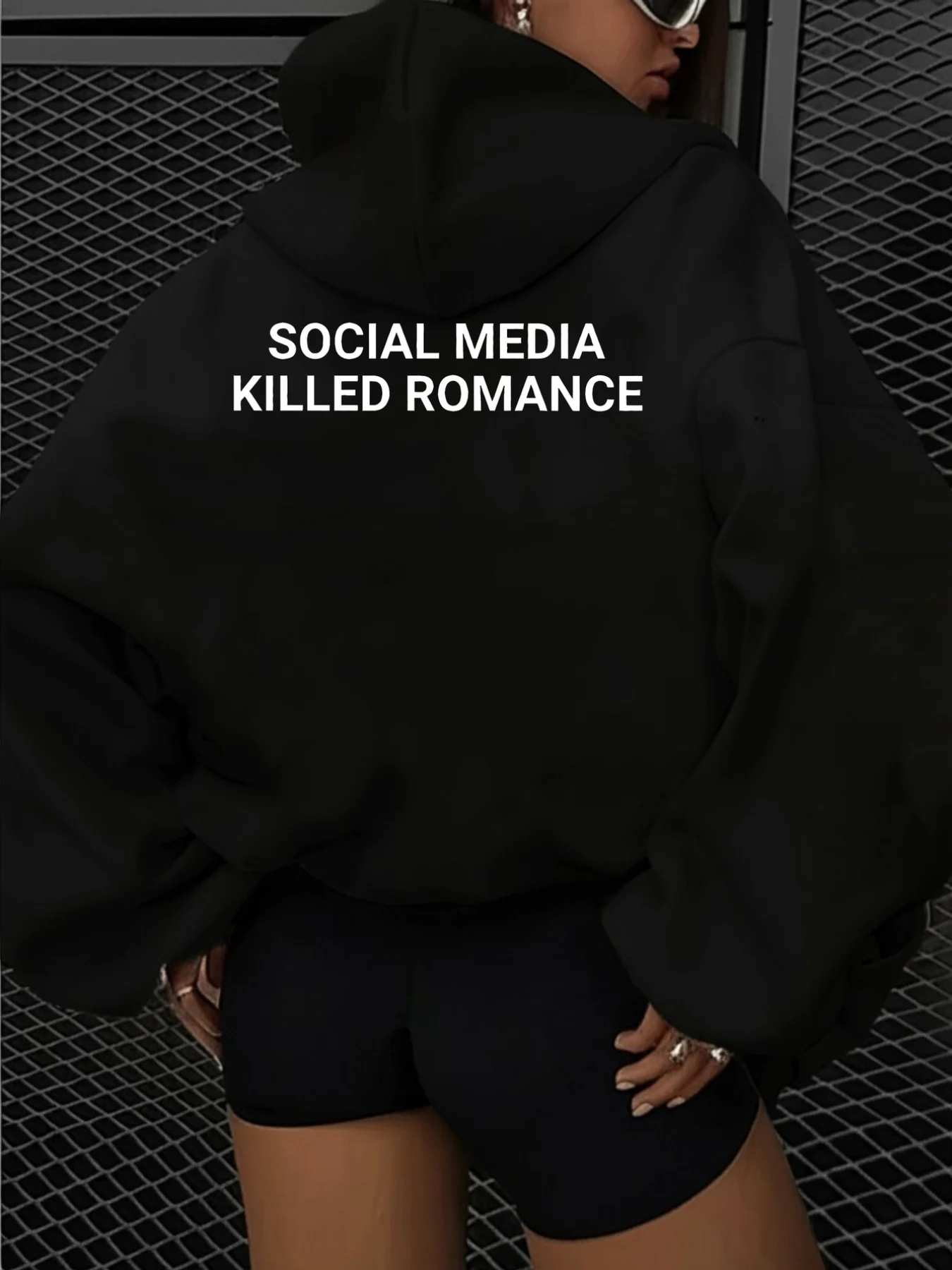 هوديس الموضة النسائية، والوسائط الاجتماعية انتهت الرومانسية، والشبكات الاجتماعية بطبعة هوديس وقلنسوة عصرية غير رسمية على الظهر