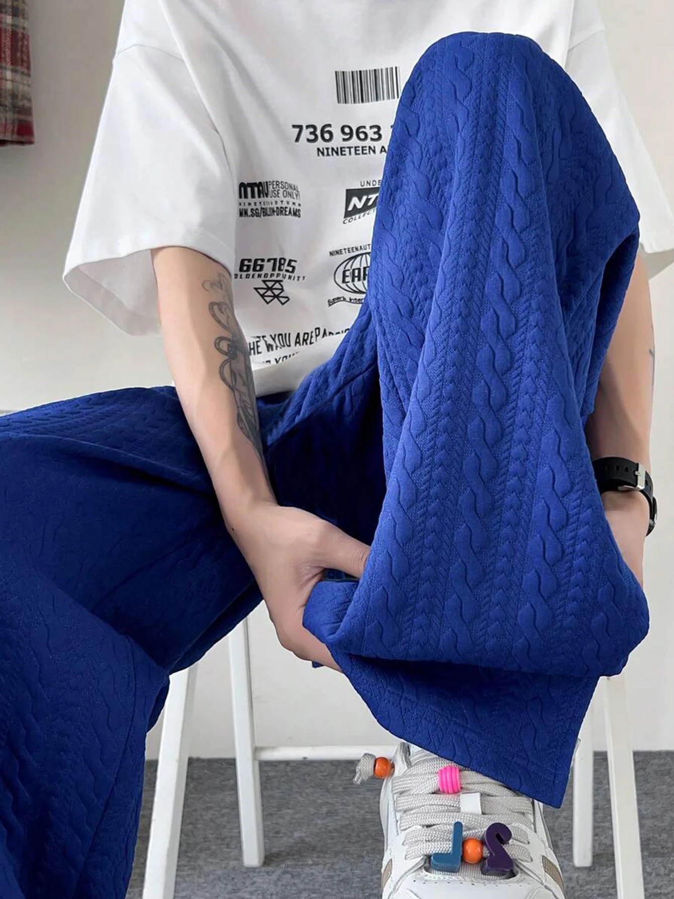 Men's Casual Minimalist Letter Print Sweatpants Split Hem Design Textured Jacquard Fabric Drawstring Waist Comfort Fit