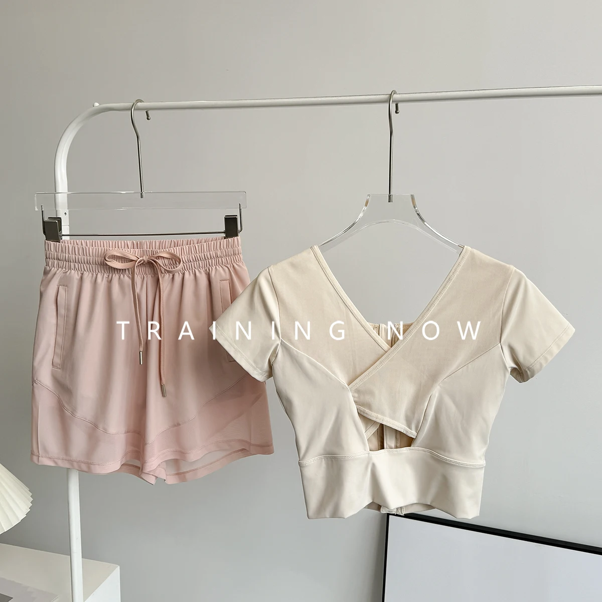 

Quick-drying sports suit for women in summer looking slim and beautiful outdoor morning jogging fitness clothing yoga short