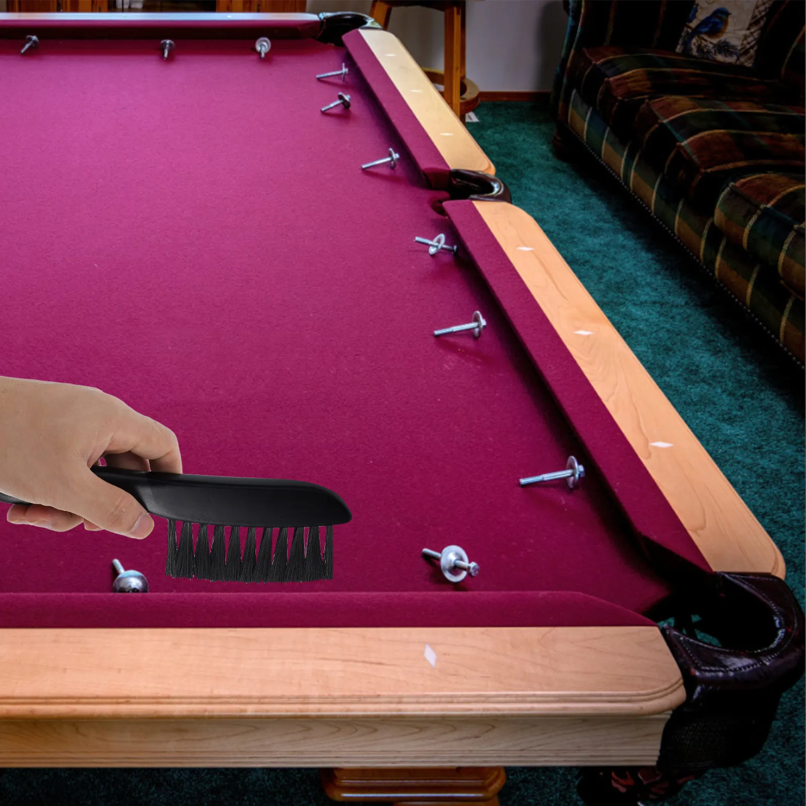 

Набор для чистки бильярдного стола: щетка с деревянной ручкой и нейлоновой щетиной для эффективного удаления пыли с бортиков и поверхности.