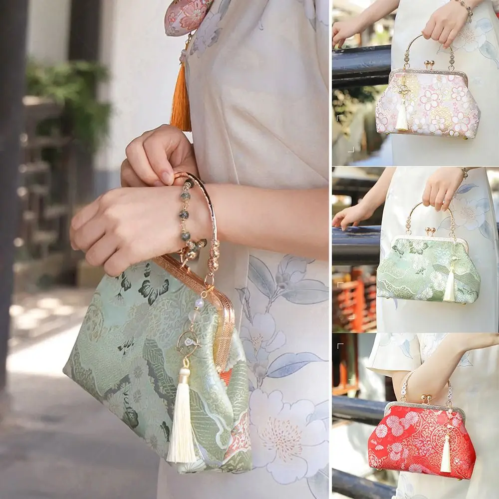 

Банкетная сумка в стиле ретро с вышивкой