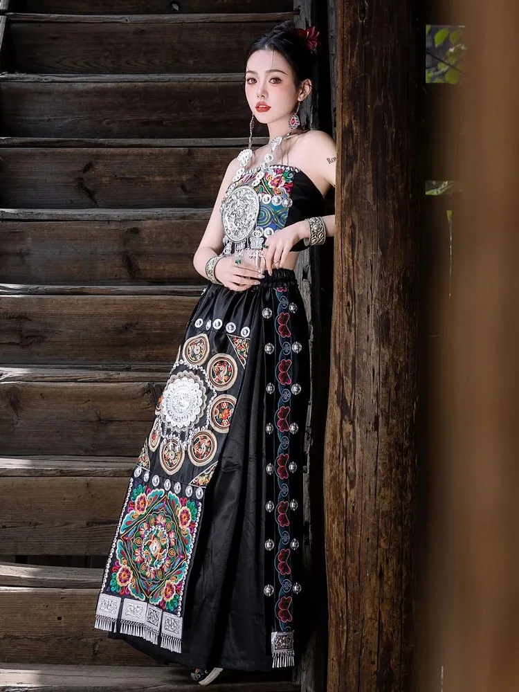 重工業刺繍ドレス女性胸セットエキゾチックなエスニックスタイルの国家写真