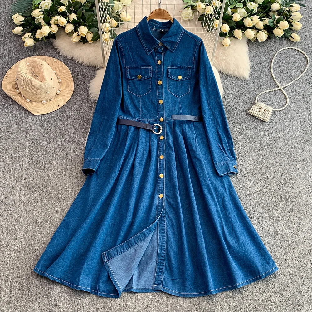 Sukienka damska dżinsowa w stylu retro, ciemnoniebieska, z klapami, bufiastymi rękawami, jednorzędowym zapięciem na metalowe guziki, kieszeniami, podkreślająca talię, z rozcięciem, sukienka koszulowa.