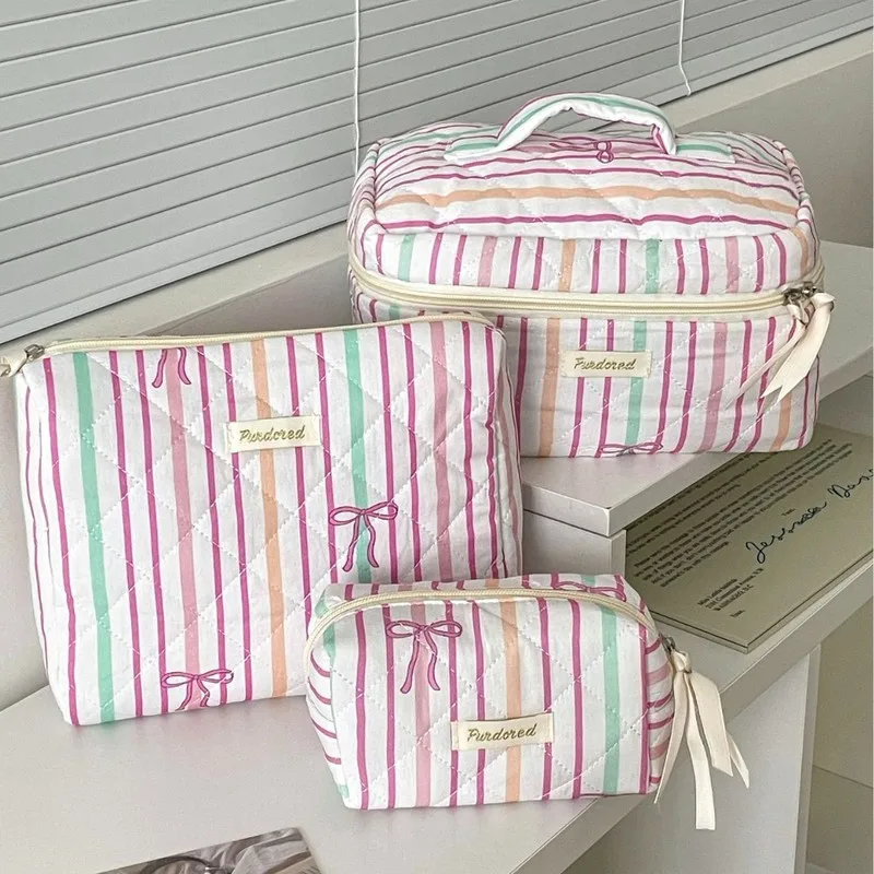 Nouvelle trousse de maquillage rose rouge à motifs patchwork et rayés avec nœud – simple, élégante et stylée, parfaite pour les voyages, avec beaucoup d'espace de rangement.
