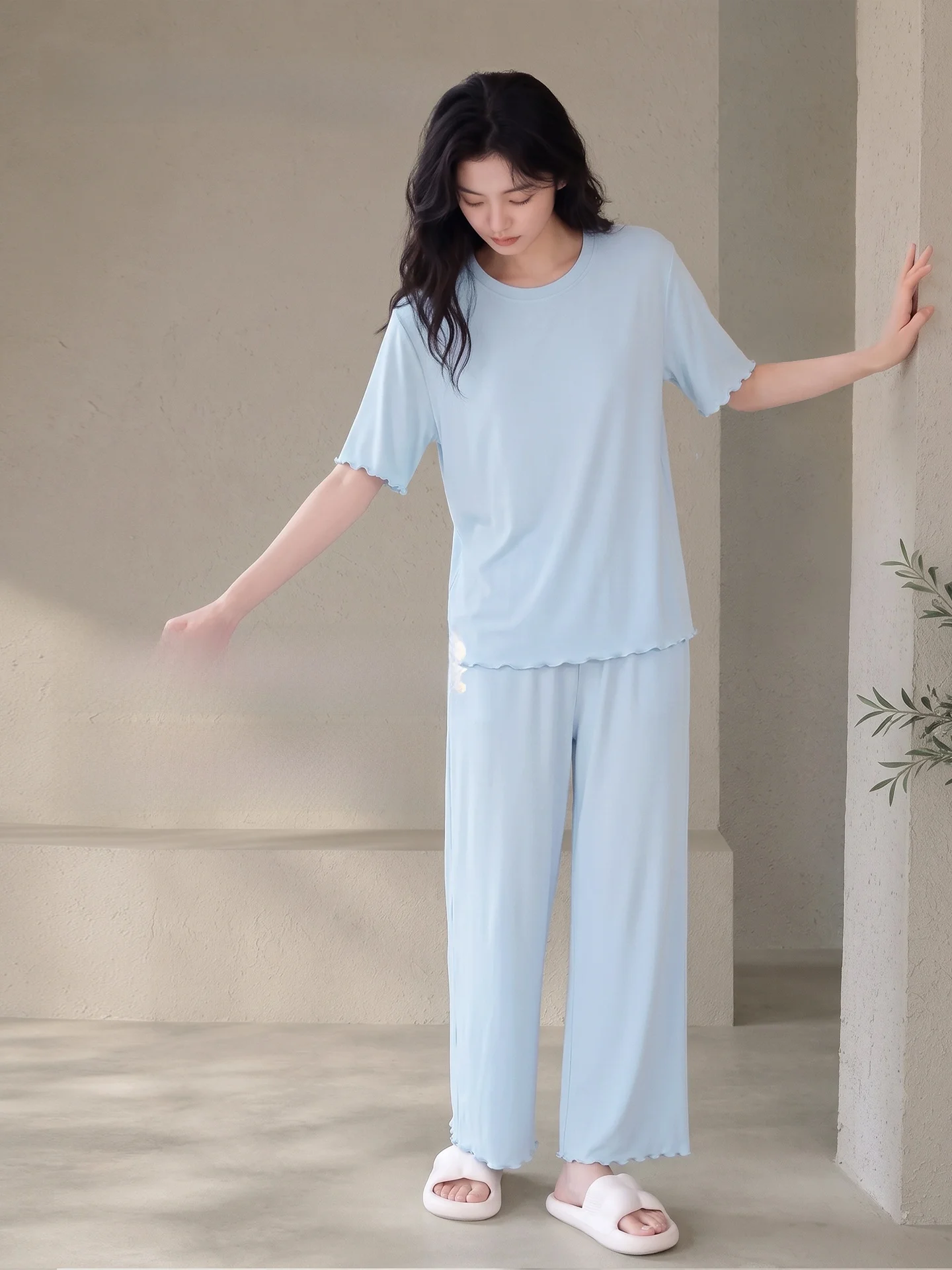 abbigliamento-da-casa-per-donne-pigiameria-2026-nuova-collezione-di-alta-gamma-in-fibra-di-bambu-set-con-maniche-corte-e-pantaloni-lunghi-con-imbottitura-al-petto-e-design-a-volant-con-motivo-a-venature-del-legno
