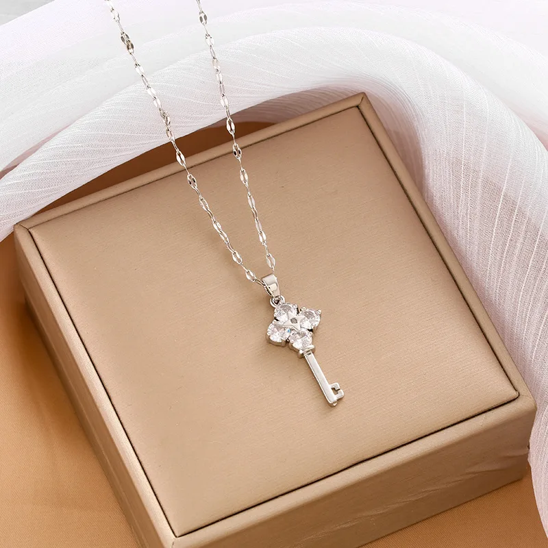 สร้อยคอจี้กุญแจไทเทเนียมเหล็กโซ่กระดูกไหปลาร้าเครื่องประดับแฟชั่นอเนกประสงค์