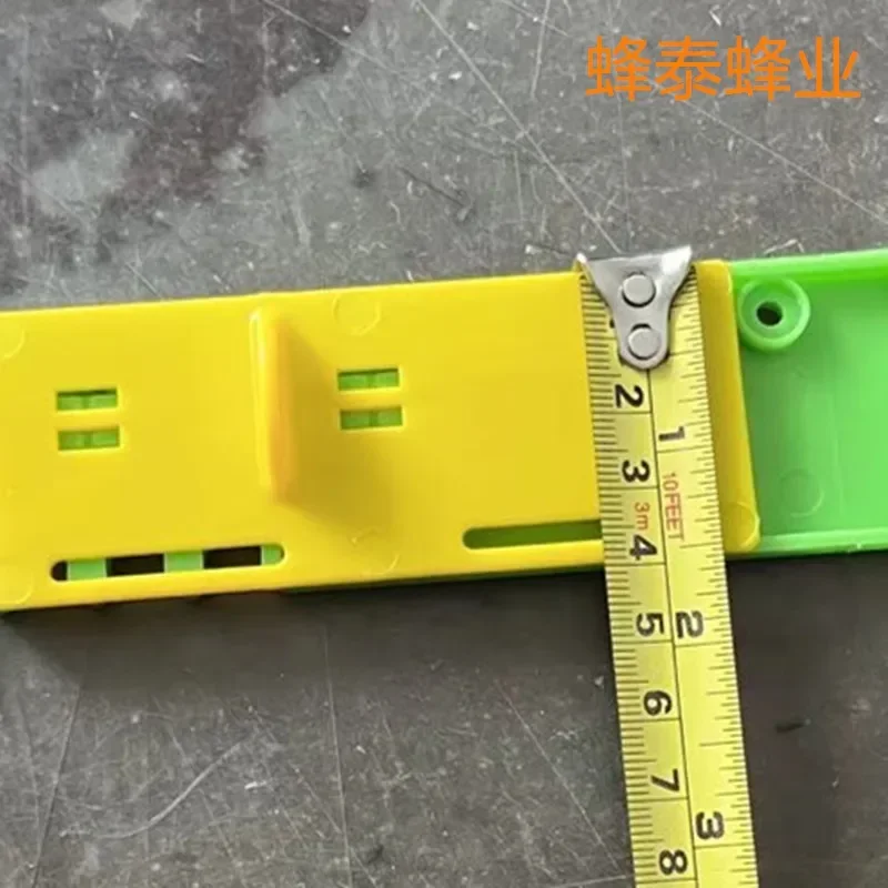 A Green Plastic Honeycomb Door, Wholesale, 10 Beekeeping Tools, Full Size, 8-Frame European Style