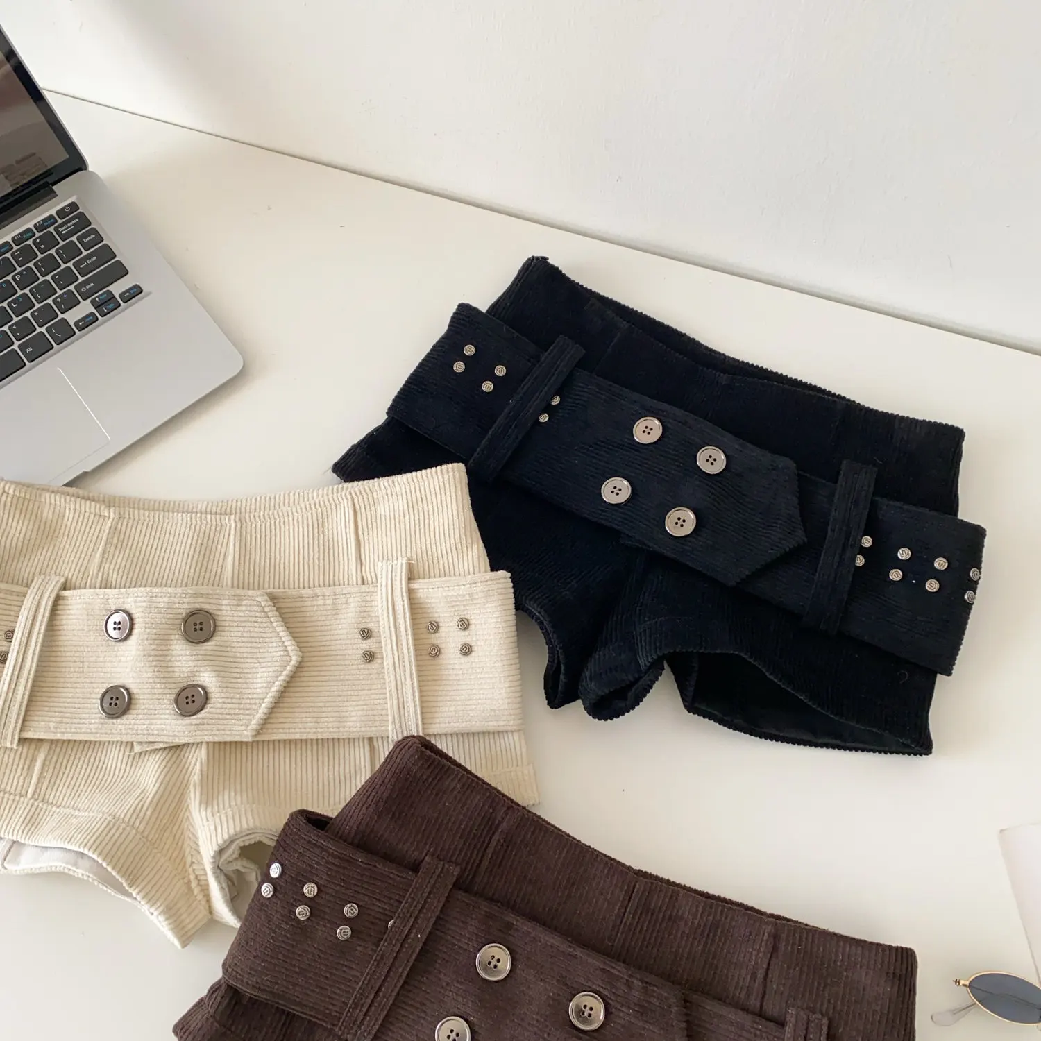 Clothland Women Sweet Corduroy Shorts With Wide Belt Zipper White Black Retro Vintage Female Sexy Mini Shorts SA84