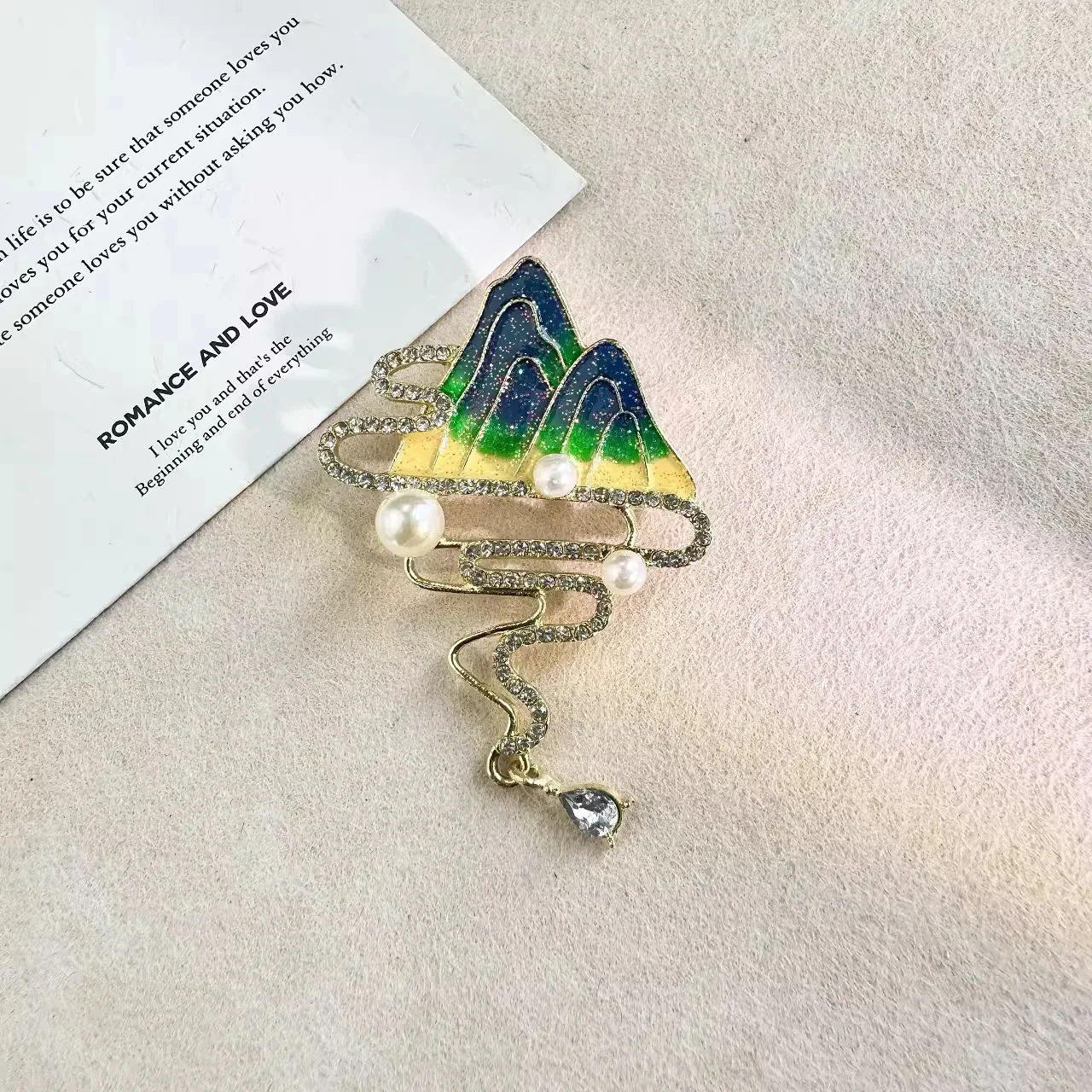 Fashion Pearl Maple Leaf Rhinestone Brooches For Women Elegant Metal Fixed Clothing Pins Daily Jewelry Accessories