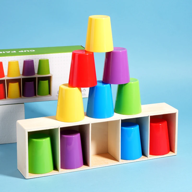 Gioco Montessori con abbinamento colori, attività di sviluppo dell'intelligenza. La festa di sfida del gruppo familiare fornisce un pensiero logico educatio