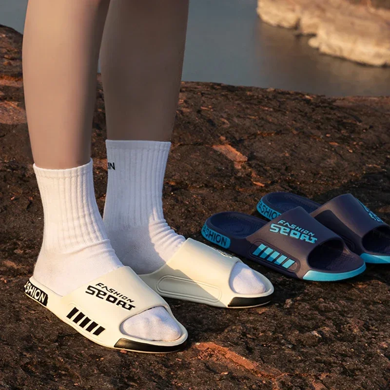 

Летние тапочки доступны в нескольких цветах с цифровым буквенным узором. Легкая мягкая быстросохнущая дышащая повседневная обувь.