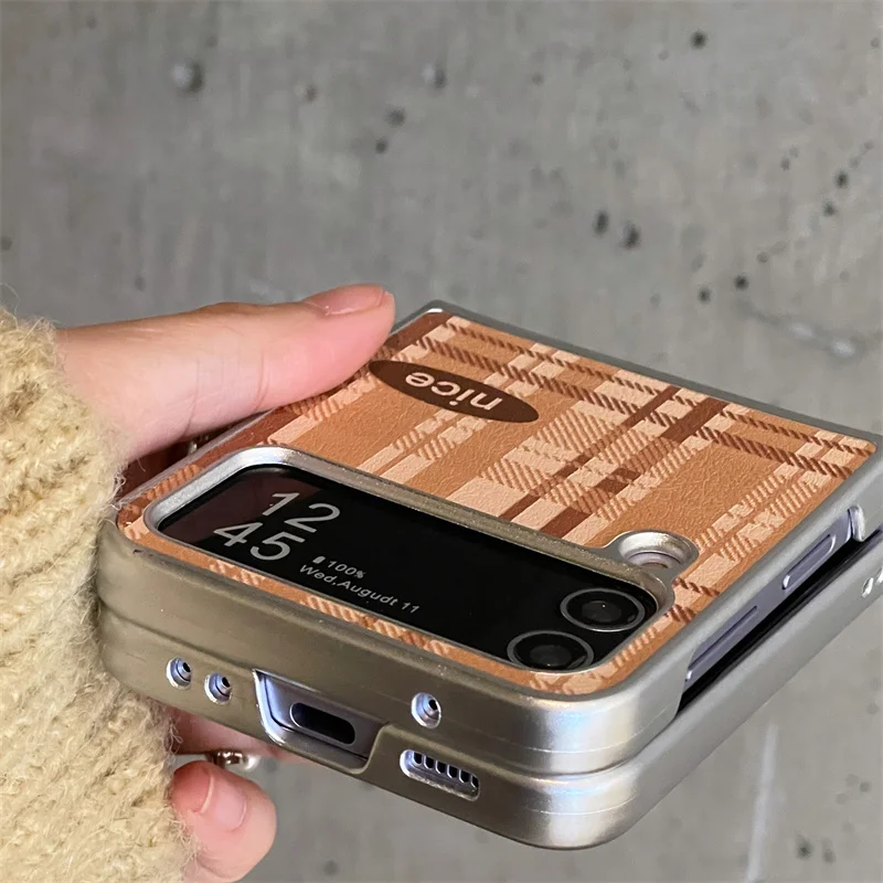Fashion Plaid Pattern Phone Case For Samsung Galaxy Z Flip 6 5 4 3 Cover with Cute Chain Leather Cases For Flip4 Flip5 Flip6 5G