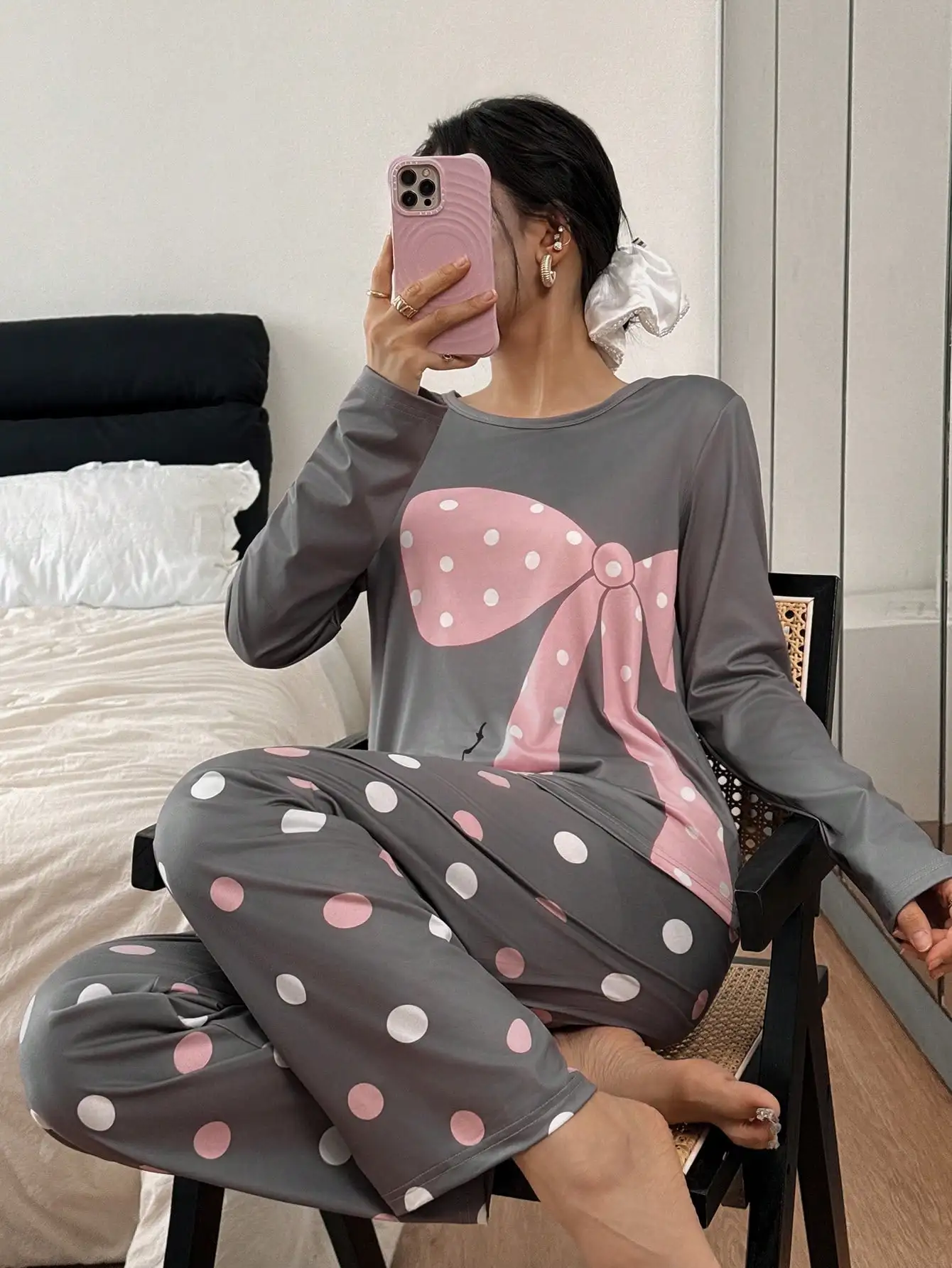 

Серый пижамный комплект в горошек с розовым принтом в виде бантиков, топ с длинными рукавами и брюки