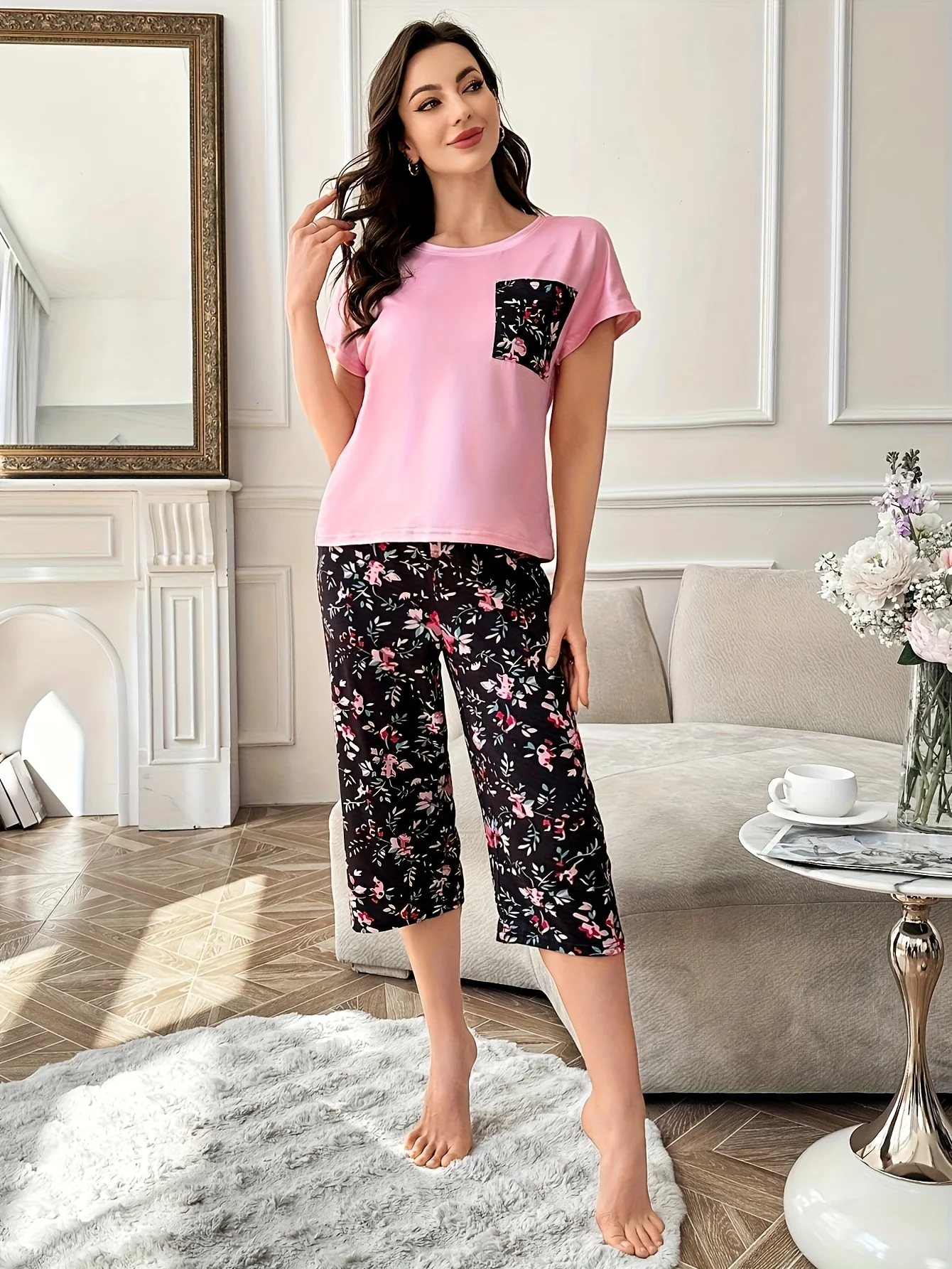 

2-Piece Set of Women's Four-Season Pajamas, Casual and Elegant Floral Print Short-Sleeved Top and Cropped Pants Pajama Set