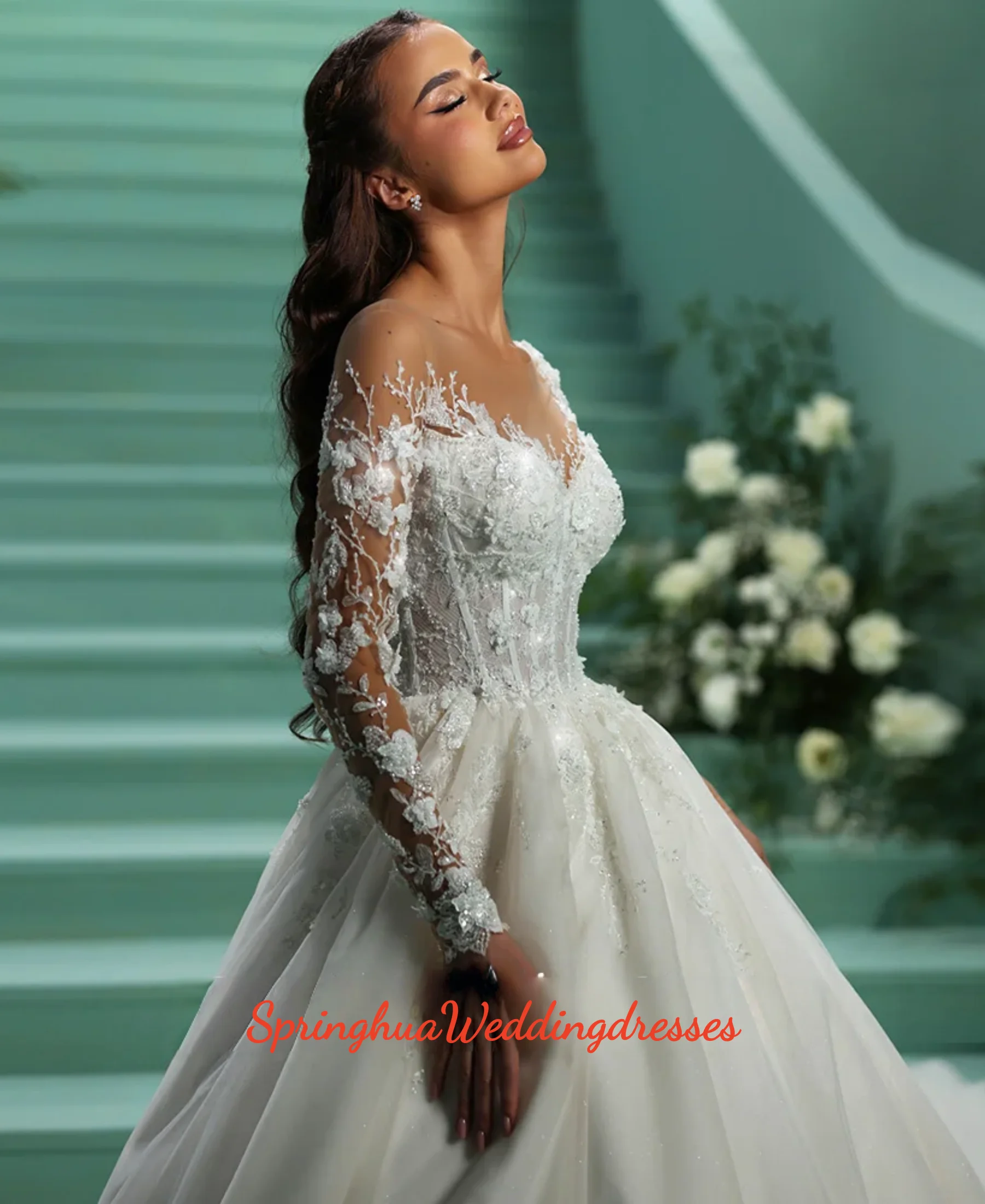 

Индивидуальные романтические свадебные платья: Свадебное платье с прозрачным вырезом-лодочкой, длинными рукавами, сверкающими аппликациями и блестящим тюлем