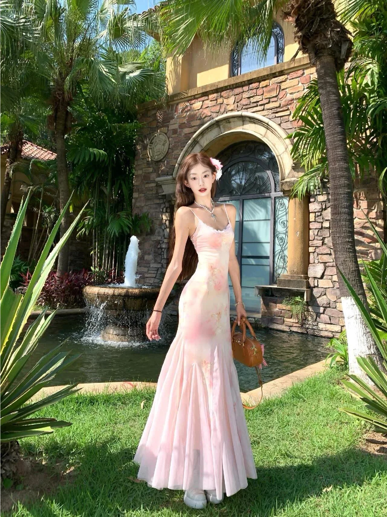 

Розовое кружевное платье-халтер с цветочным узором, женское, лето 2026, для пляжного отдыха, приталенное, с завышенной талией, длинная юбка, французский стиль, H-образный силуэт, облегающее платье-бодикон