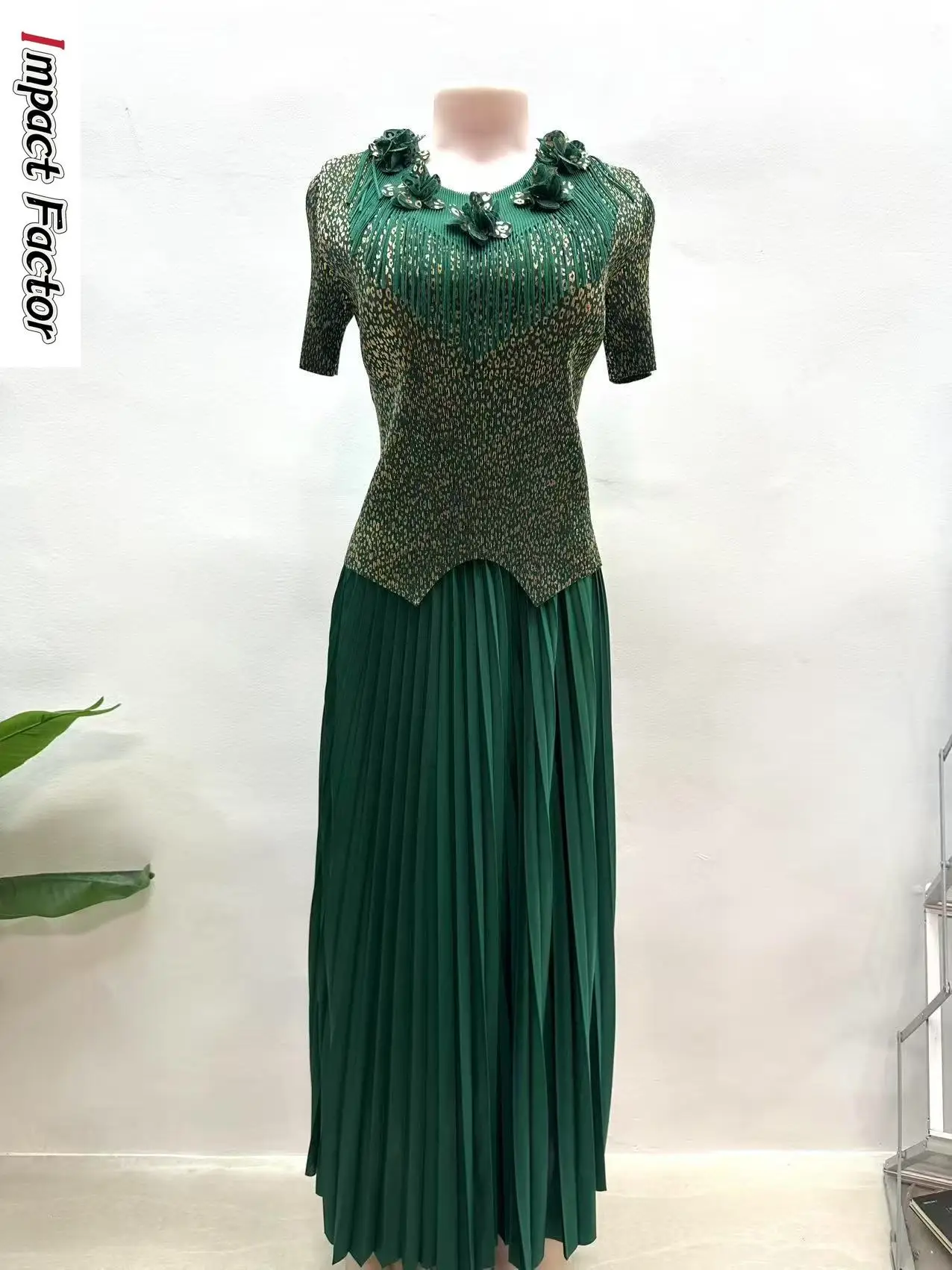 

2025 Bronzing Round Neck Pleated Top Pleated Disc Skirt Two-piece Set Miyake Pleated Fashion Women's Suit Summer New