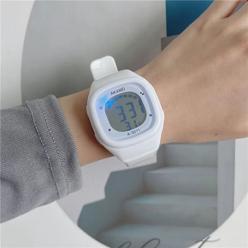 Nuovo piccolo orologio elettronico quadrato per ragazzi e ragazze in stile coreano semplice moda sportiva impermeabile multifunzione per studenti