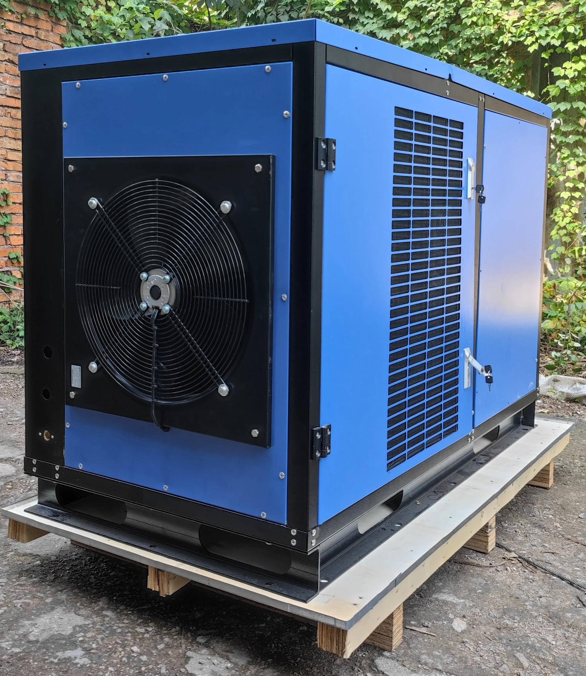 250L IOT Enabled Solar Powered Atmospheric Water Generator Air To Water Machine