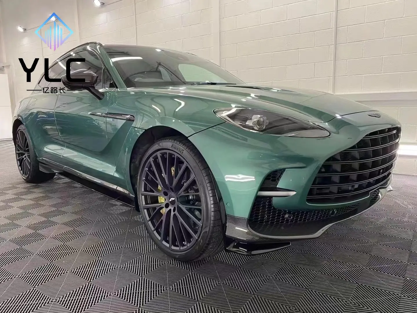 YLC per Aston martin DBX Body Kits 707 Stile Parti in fibra di carbonio a secco All'ingrosso della fabbrica DBX Paraurti per auto Kit carrozzeria per auto Aggiornamento 707