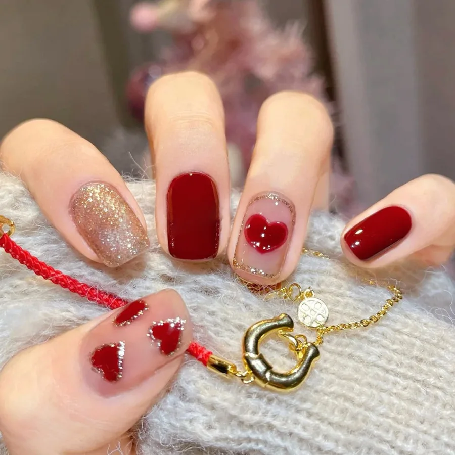 Kurze künstliche Nägel für Frauen mit glitzerndem oder glänzendem, süßem rotem Herz-Kirsch-Design für den Valentinstag, zum Aufkleben.