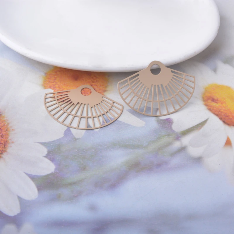 30 Stück AC15179 Messing-Schmuckanhänger, hellgoldene Blumen, bemalte Blumen, Anhänger, DIY-Accessoires für Damenohrringe – Detail 9