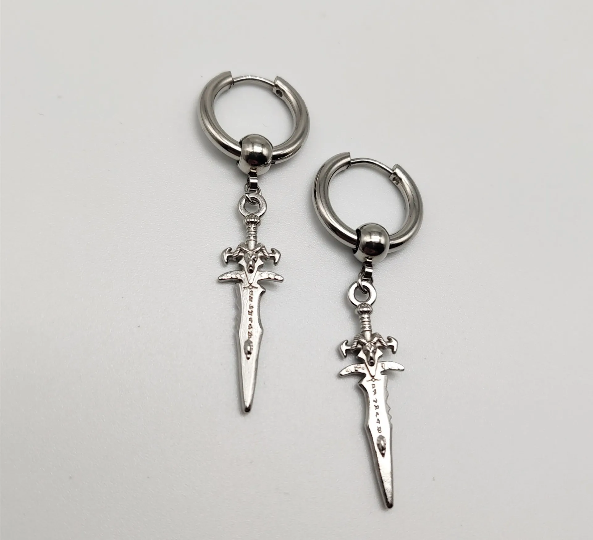 Pendientes colgantes de espada Frostmourne de Color plateado para mujeres y hombres, pendientes de aro estilo Y2K, joyería de moda Punk Grunge
