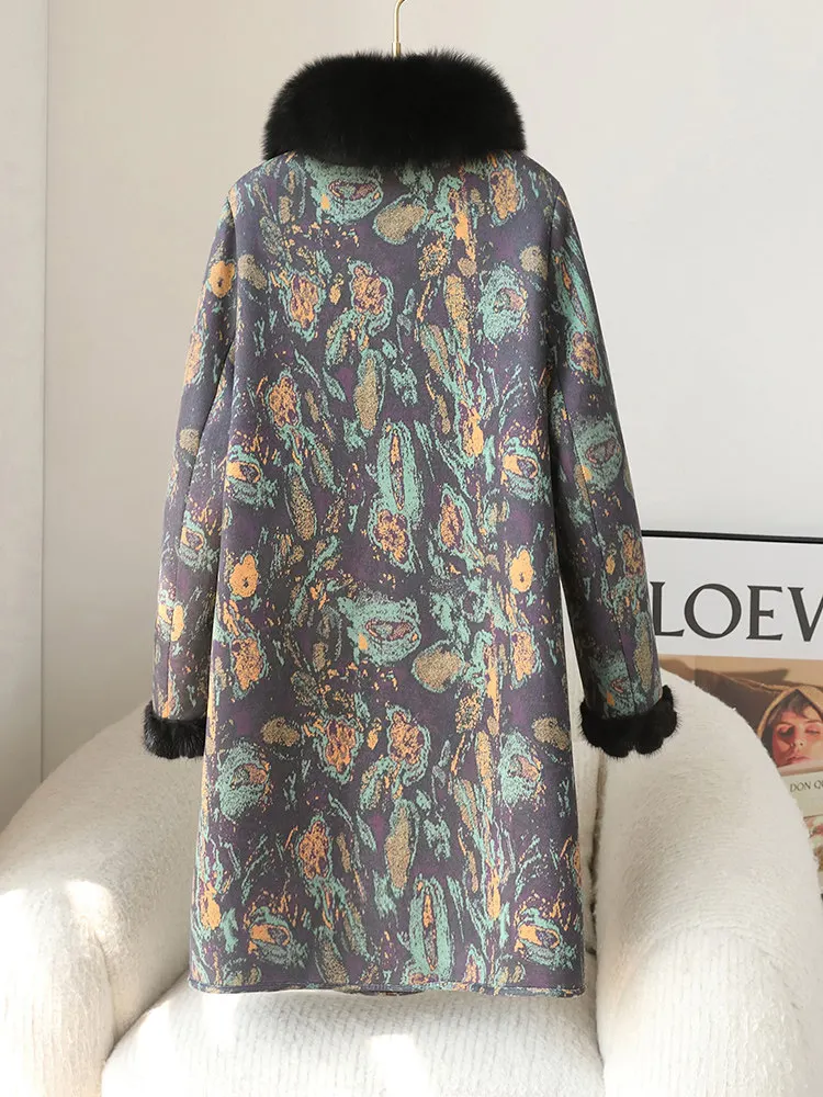 Un cappotto di pelle di pecora di media lunghezza da donna, collo in pelliccia di volpe, pelliccia di visone e pelliccia per mamme anziane