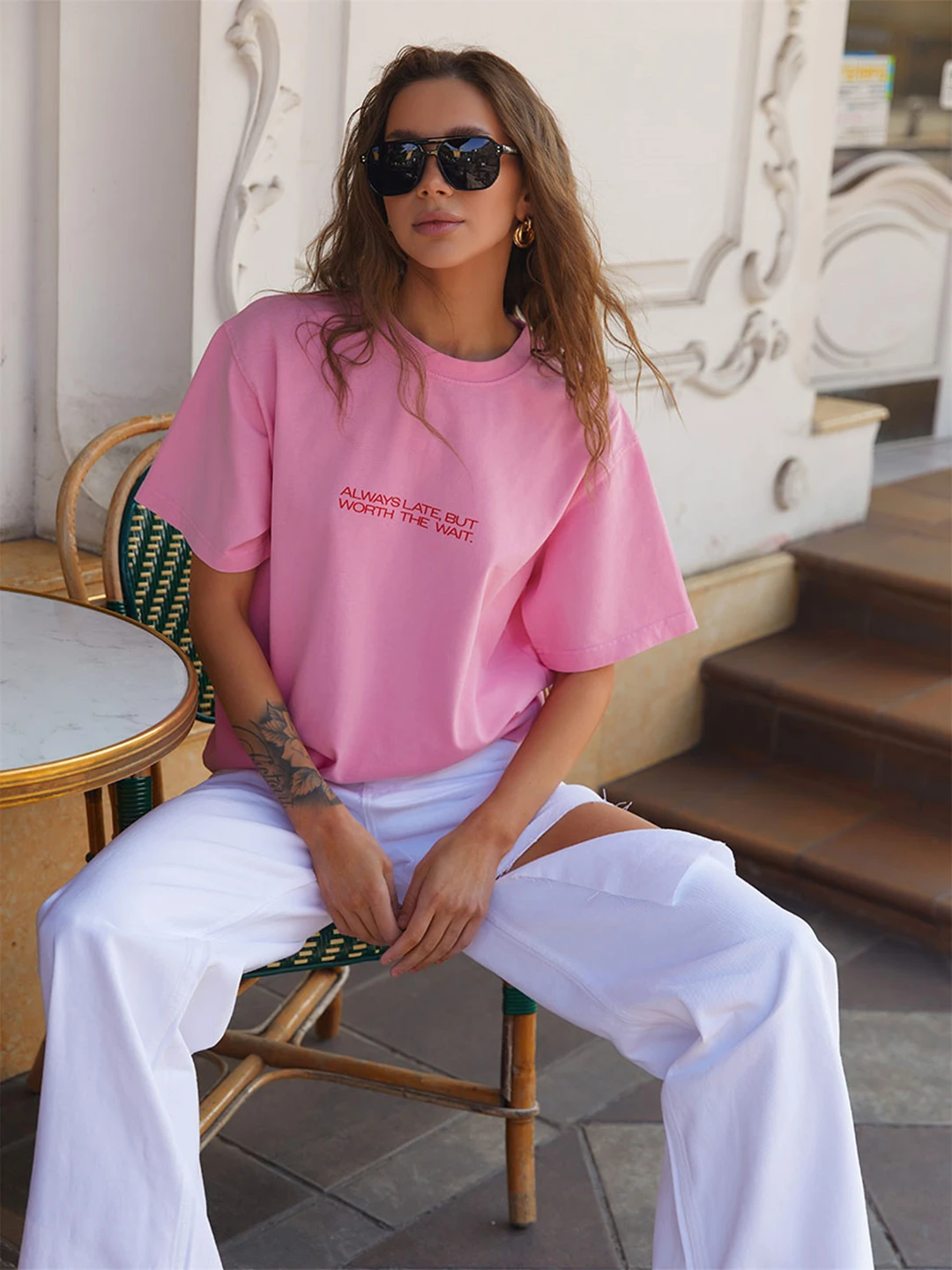 IMMER LATE, ABER WORTH THE WART. Damen T-Shirt in rosa Farbe, lässiger Slogan, Tropfenärmel, modisches Sommer-Baumwoll-T-Shirt, Drop Shipping – Detail 2