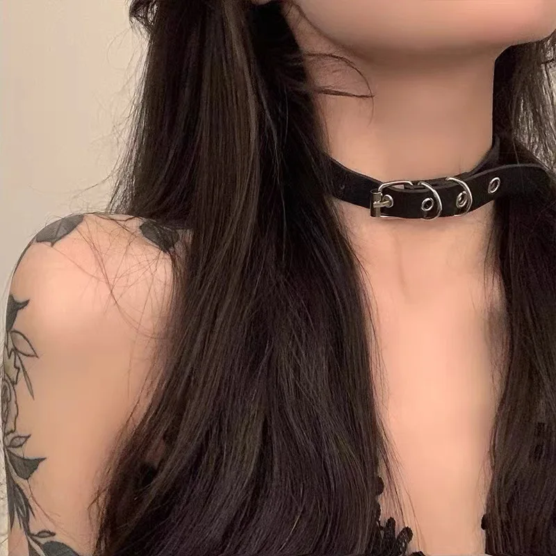 Sexy Handgefertigtes Leder-Halsband Schwarzer Spike-Choker Nieten-Halskette Punk Rock Kunstleder Goth-Halsband für Frauen und Mädchen