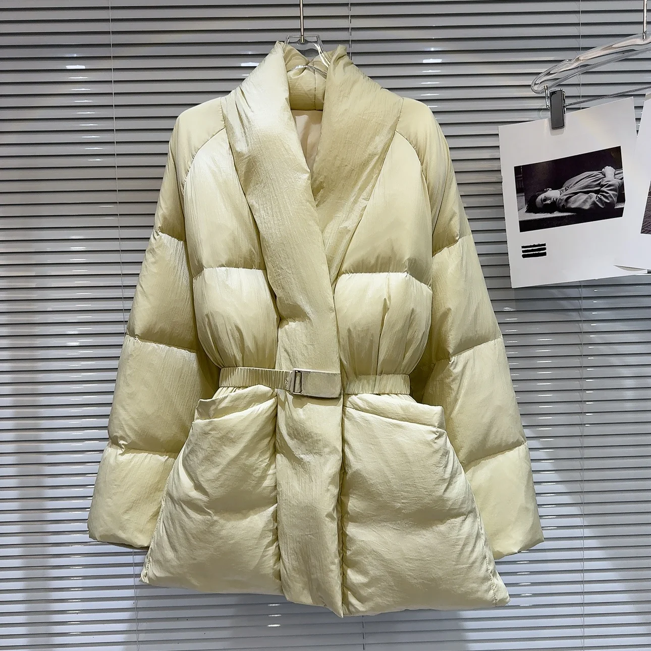 2025年冬トレンド ウエストシェイプデザイン ダウンジャケット アウター 暖かい ユニークなベルト付き エレガント レディライク 通勤 レギュラーフィット