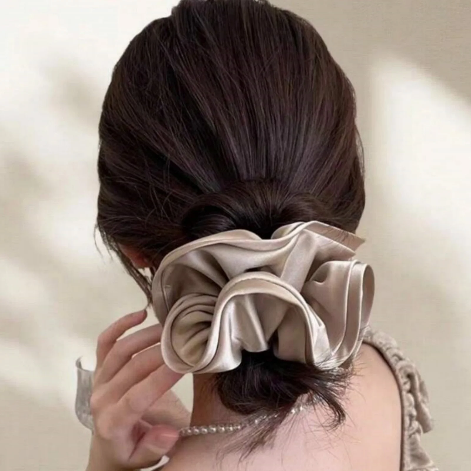 

1 шт., высококачественная атласная большая резинка для волос, французская элегантная резинка для волос для верхнего узла и прически, элегантный и универсальный аксессуар для волос, сплошной цвет