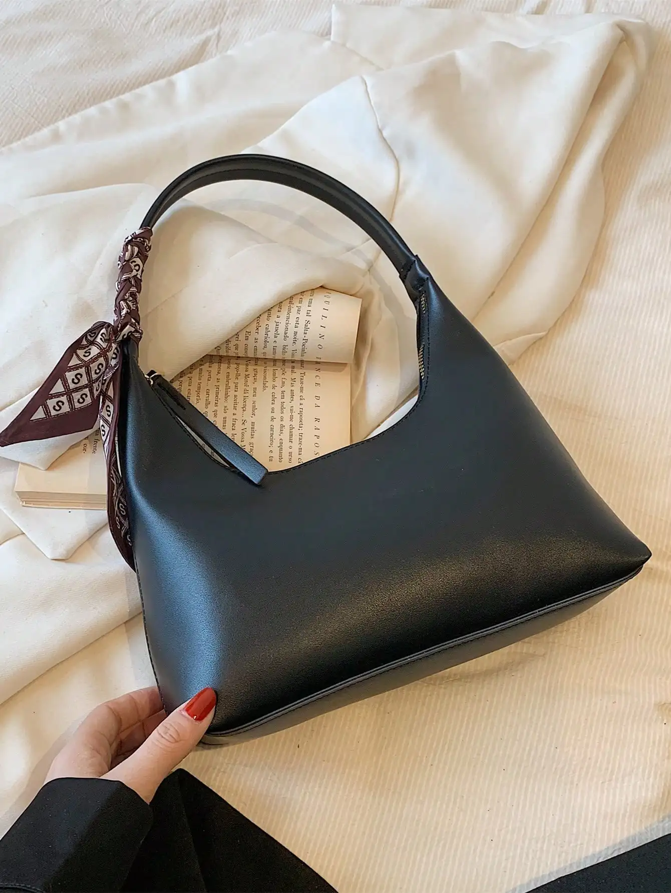 Bolsa Hobo Média Preta com Alça Estilo Lenço e Fecho de Zíper