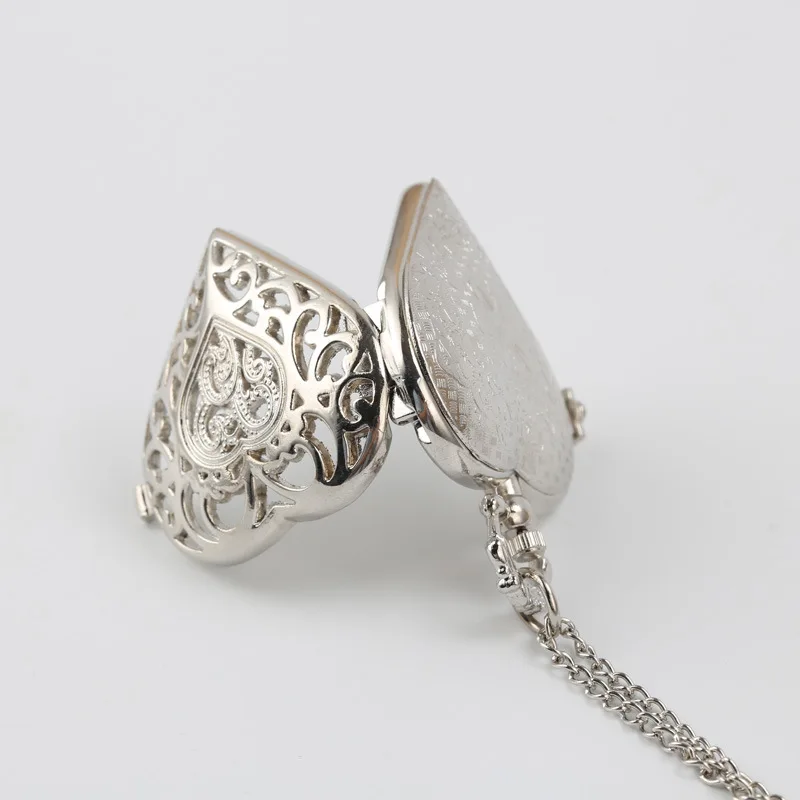 ของขวัญนาฬิกาพ็อกเก็ตสไตล์ Retro Hollow รูปหัวใจเงินนาฬิกาพ็อกเก็ต Creative Flip QUARTZ Lanyard นาฬิกาผู้หญิง Love Pocket วัด