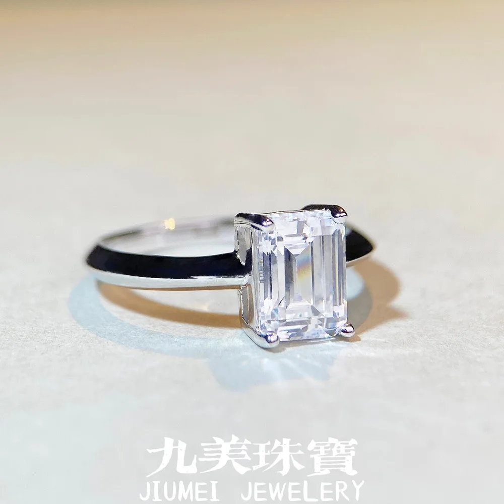 

A D-color sapphire ringmade of PT950 platinum, featuring a simple four-prong design and set with sapphires in a emeraldcut shape
